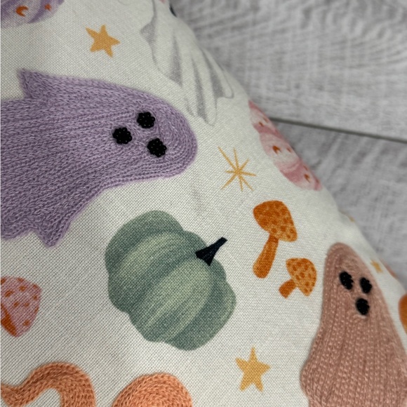 Cupcakes and cashmere halloween decorative pillow - Picture 3 of 4